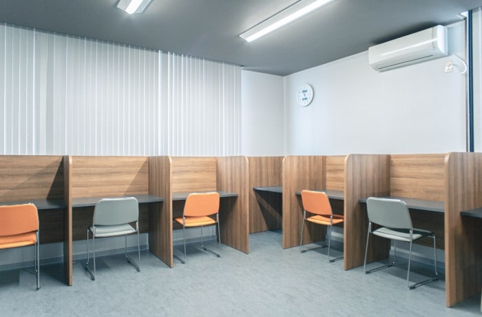 毎日使える集中空間、無料・無制限⾃習室